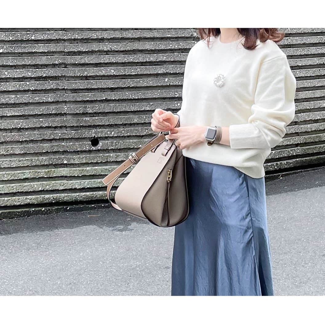 htrkmkのインスタグラム：「さっきのブローチのニット 実際つけるとこんな感じです。  UNIQLOニット、Lサイズですが センターインすれば 長すぎてダボダボってことも無く すっきり着れます✨  サテンマーメイドスカートも シルエットとツヤ感が美しくて とてもお気に入り♡  アイテム詳細は @htrkmk プロフ欄のリンクにて✎☡  ✁┈┈┈┈┈┈┈┈┈┈┈┈┈┈┈┈ #uniqloニット  #プレミアムラムクルーネックセーター  #サテンスカート  #マーメイドスカート  #ユニクロきれいめ部  #ユニクロニット  #ロエベハンモック  #ハンモックバッグ #ロエベバッグ  #通勤コーデ  #通勤コーディネート  #キレイめカジュアル  #キレイめカジュアルコーデ」