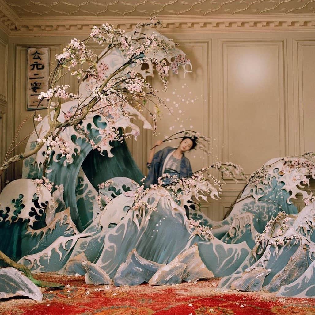AnOther Magazineさんのインスタグラム写真 - (AnOther MagazineInstagram)「Tim Walker’s magical recreation of Hokusai's Great Wave, 2012 🌊⁠⠀ ⁠⠀ RG @michaelhoppengallery. Head to the gallery’s Instagram to watch Hoppen discuss the making of this remarkable image 🔁」12月4日 22時18分 - anothermagazine