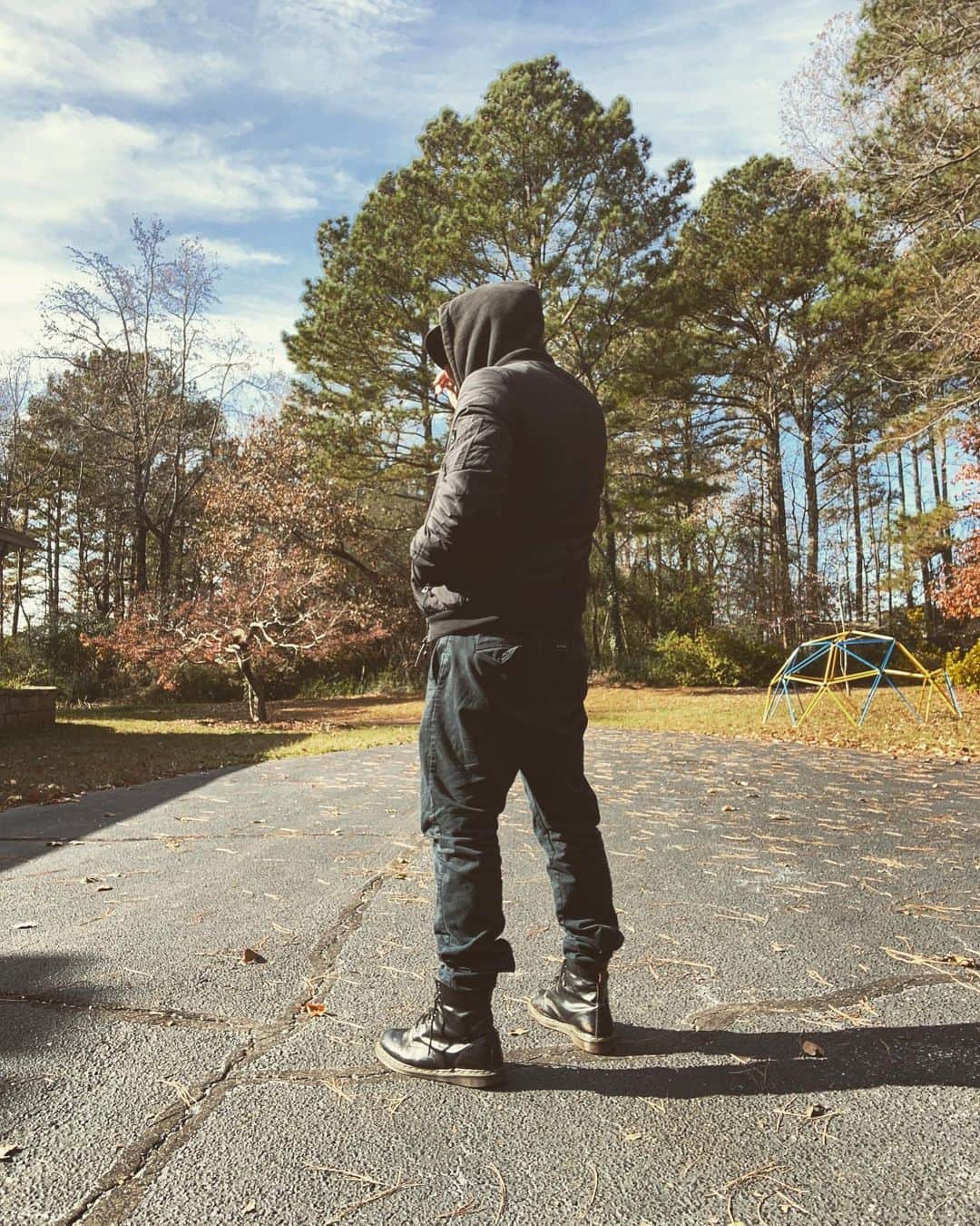 マイケル・マラーキーのインスタグラム：「❄️ NEW SONG OUT TODAY: “Evergreen” on the @nosleeprecords xmas compilation. I am joined on the track by @krisnpoptek & @runs_on_hopps who are old pals based in my old stomping grounds of Dayton, Ohio. We wrote and recorded it in a few days and due to limited equipment it’s got this groovy, old-school lo-fi sound.   The song is sung from the perspective of a present wrapped up under the tree, waiting to be opened. It is also an ode to anyone who suffers at xmas time and to all the families and friends who have loved ones who have committed suicide this time of year and the survivors. This is a time coming up that is full of cheer for many, but can also be an extremely lonely and depressing time for others.   Call your loved ones. Make sure they’re ok. Sometimes one call makes more of a difference than you might think. Love to all! I hope you enjoy the song...  ❄️ TWITCH TODAY 1600 EASTERN ❄️」