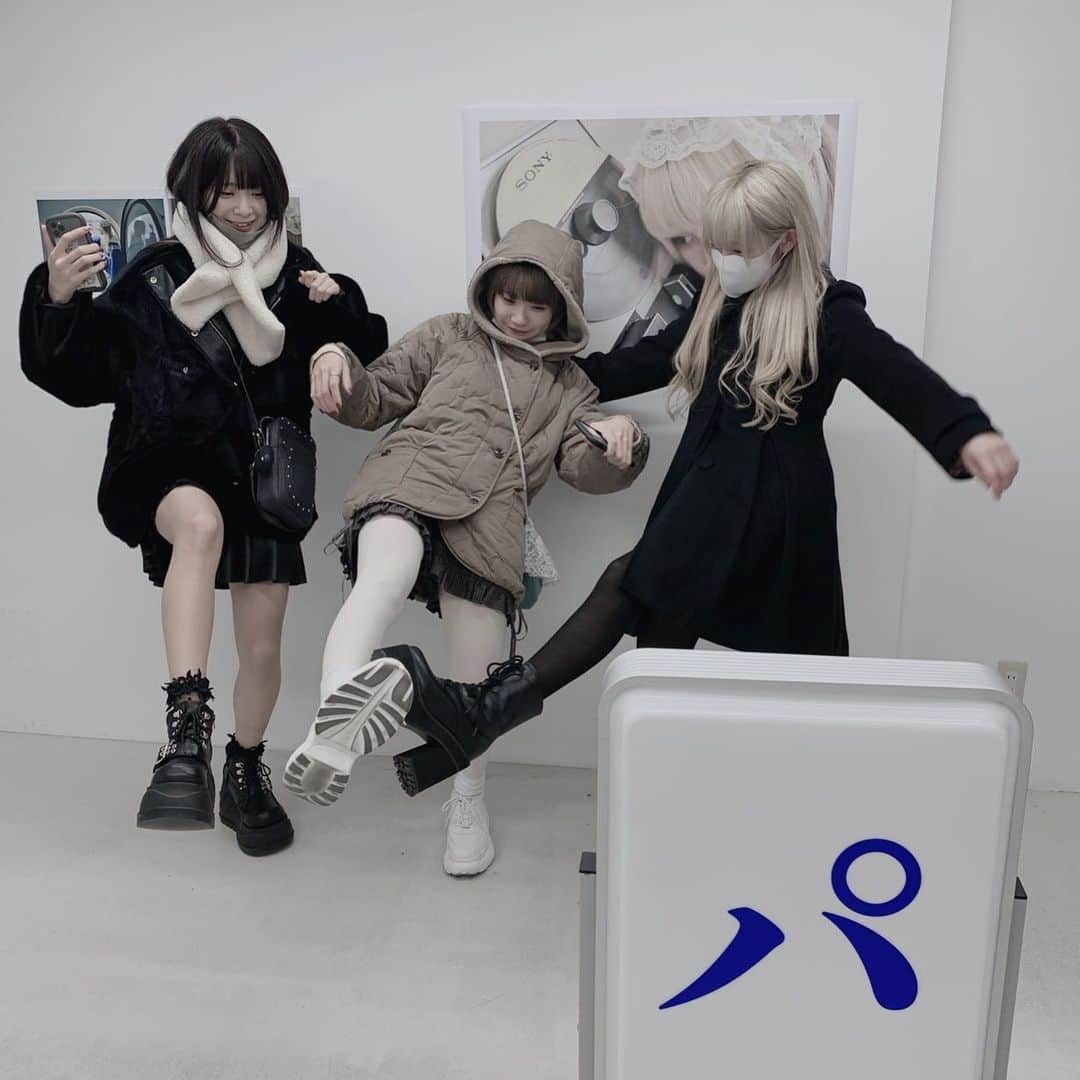 パン・ルナリーフィのインスタグラム：「MEWちゃんの写真展 title:0 にいってきたよ🐇明日明後日もファイティン」