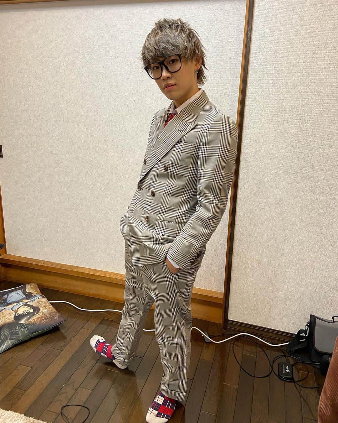 のインスタグラム：「写真見返してたらあげるの忘れてた写真があった😂 てんちむさんとのコラボの時のスーツ姿🤵 テオさんがツボなのよ🤣 2人ともかっこうぃーね😊✨  #スカイピース #テオさん #じんさん  #youtuber #gucci #スーツ #スーツ男子 #1人は幼稚園の入園式」