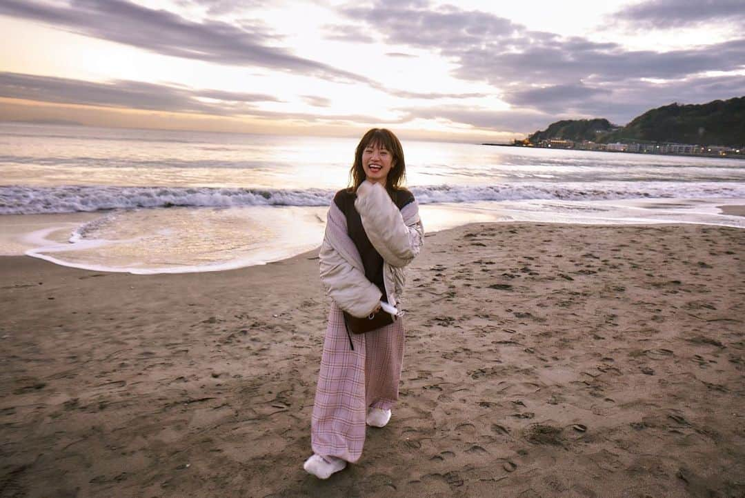 菜乃花さんのインスタグラム写真 - (菜乃花Instagram)「🌅  写真と関係ないようなあるような話なんですけど 最近あごの筋肉めちゃくしゃほぐしてるんですね。  そしたらこの写真がフェイスラインめっちゃシュッとしてて！ 感動しています。  日々の努力の賜物ですね.......！続けてこ！」12月4日 22時27分 - nanoka0707