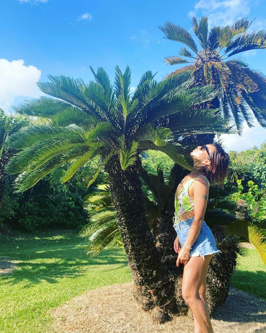 Nazukiのインスタグラム：「はいむるぶしリゾートホテル🌴  行って見たかった離島✨✨ 小浜島のホテル🌟  2日間泊まったんだけど2日ともお部屋違いにして、楽しめた😊  広い敷地で、カート移動で、 海にプールに動物までいて👍 お風呂も露天風呂　大浴場だし👍 ご飯は、しゃぶしゃぶ焼肉に、ブュッフェ🍴🍽  子供もかなり楽しめる👏🏻  何より、お部屋からのテラスが最高💫💫 星が綺麗で流れ星まで見えた✨✨  名前の通りリゾート🏝でした 💕💕  #kohamajima #haimurubushi  #okinawa #trip #resort #hotel #beach #小浜島　#沖縄 #旅行　#子連れ旅行」