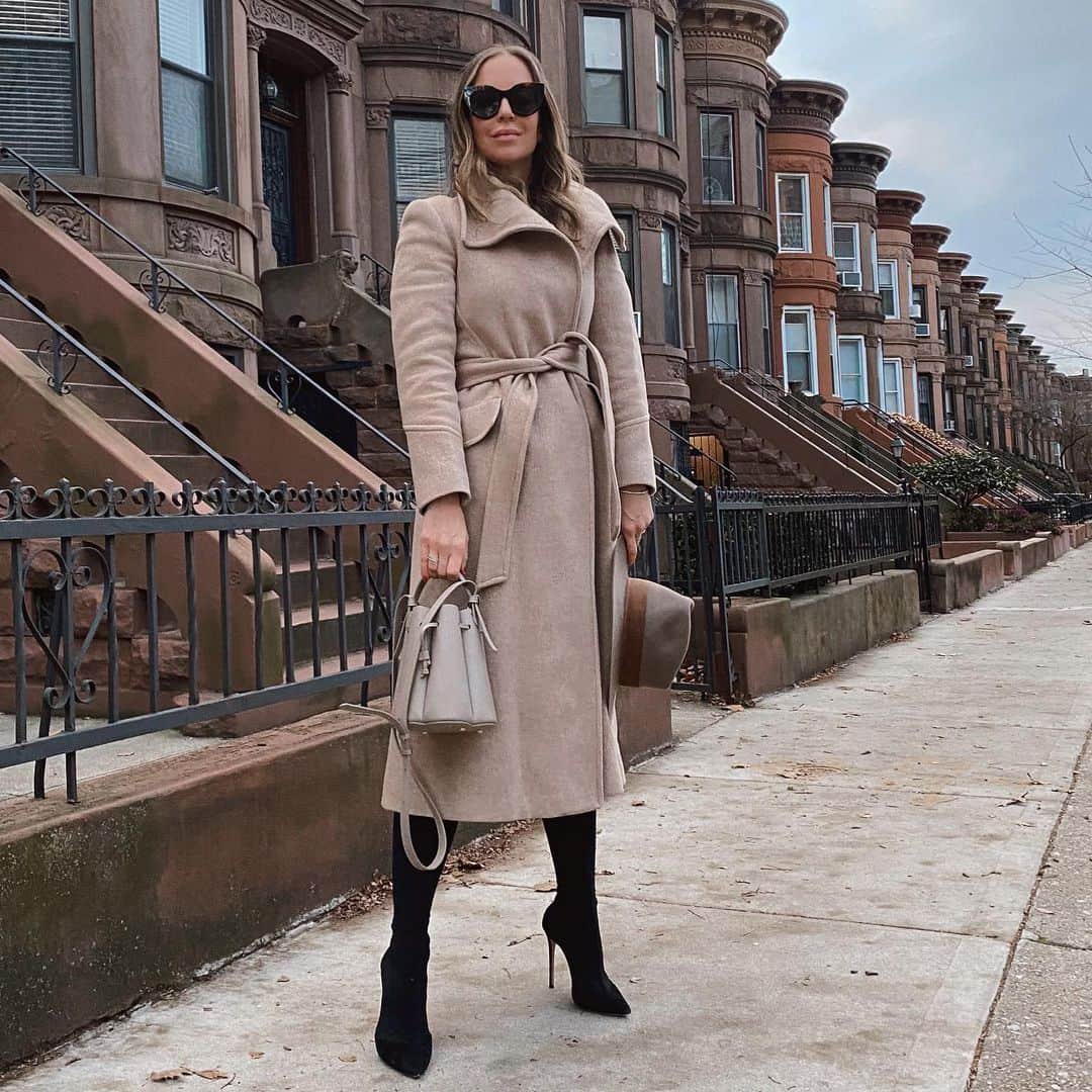 Helena Glazer Hodneのインスタグラム：「Happy Friday! Yesterday, making sure I could still walk in in heels🧐」