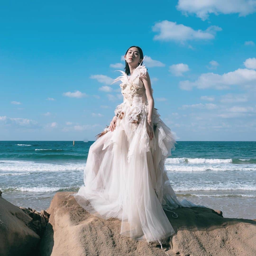ARAKI SHIROのインスタグラム：「have a great weekend. . . . ph @81enda  model @mkm_mentai93  special thanks @taisei_nakai  costume by me . . . #ARAKISHIRO#FUKUOKA#portrait#portraitphotography#photography#costume#costumedesign#couture#hautecouture#portraitmood#whitedress#福岡#ポートレート#モデル#被写体募集#衣装#コスチューム#アラキシロウ」