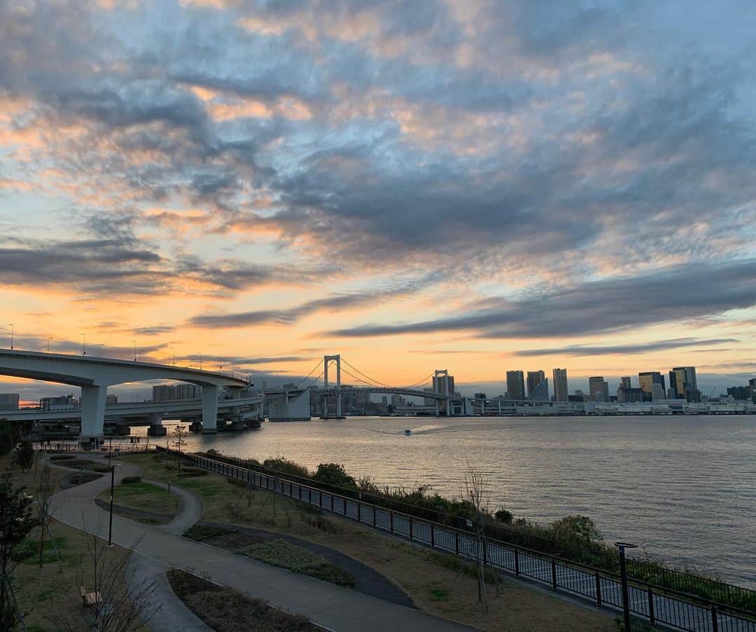 一三さんのインスタグラム写真 - (一三Instagram)「#湾岸 からの#帰り道 に遭遇した，#素敵 な#夕焼け空 を#お裾分け。  #sunset #マジックアワー #magichour #空 #sky #雲 #クラウド #clouds #レインボーブリッジ #rainbowbridge #東京湾 #tokyobay」12月4日 22時43分 - ichizou.co.jp