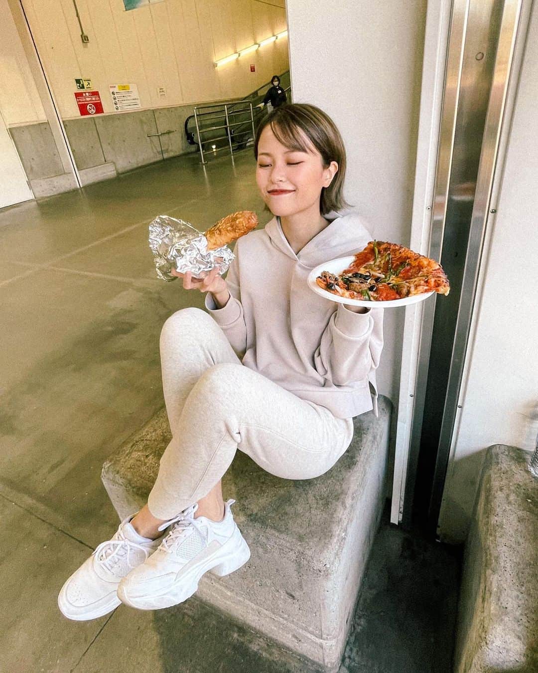 MiracleVellMagicのインスタグラム：「I’m a big Japanese food lover but every once in a while...🍕 毎日ご飯とお味噌汁と納豆と明太子を食べるベル氏なんだけど、すっごいたまに、ジャンキーを頂く🙏🏻(ポテチを除く！ポテチはよく食べる！) . . ちなみにこちらのお洋服だけれども、上下GU！実はね、スウェットコーデにハマっててさ。🥴 GU久しぶりにしっかりとお店見てみたらクオリティすごいのね…！この上下も、何年も着られちゃいそう。でもね買ってすぐに韓国料理の油をこぼしてフーディの裾にシミ出来てるの…太ももで上手く隠してるけども…油のシミってすごく落ちにくいんだね…あああ…！ . . #costco #プルコギベイク #gu #guコーデ #靴は #zara」