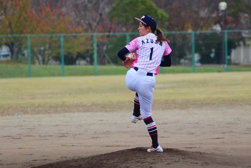 上杉あずささんのインスタグラム写真 - (上杉あずさInstagram)「. @hardbankporks  先週の試合は VS Unitedさん⚾️ 1試合目は先発で4回3安打3四球6奪三振2失点！久しぶりに勝利投手になりました✨嬉しい！ポークス4勝目☆ 日々のトレーニングの成果が少しずつ身体に表れてきたなと感じる日々。まだまだですが、何かを変えたと言うよりは、純粋に身体強くなった気がします。9月からのオンラインパーソナルの成果かな🥰森部先生に感謝です🙇‍♀️変化球のサインを積極的に出しながら生かそうとしてくれたキャッチャーの渉にも感謝！のびのび投げられた👍ポークスはみんな優しいんで、雰囲気良く投げられるの。背中を押してくれるみんなに謝謝！！ . 2試合目はセカンドでフル出場！ 守備力0なので、誰か助けて下さい。ドキドキしながら守備に就いてましたが、守備機会2回？怖かった〜〜wwしっかり1失策です。逸らしてごめんなさい。中継もありましたが、とにかく野球を知るためにも練習試合でこういうチャンスどんどん欲しい！学びの冬にしなければ！！！ . ポークスとして1年経ったし、これからが大事！いろいろ挑戦し続けたい。最高のチームを作りたいね。 やったりましょう〜〜〜🔥🔥🔥 #baseball #training #game #fukuoka #players #team #teams #challenge #pitcher #hardbankporks #野球 #草野球 #トレーニング #福岡 #軟式野球 #チーム #福岡ハードバンクポークス」12月4日 22時38分 - azumacks