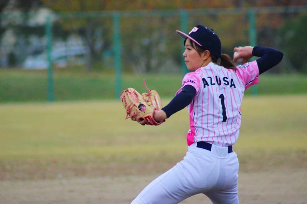 上杉あずさのインスタグラム：「. @hardbankporks  先週の試合は VS Unitedさん⚾️ 1試合目は先発で4回3安打3四球6奪三振2失点！久しぶりに勝利投手になりました✨嬉しい！ポークス4勝目☆ 日々のトレーニングの成果が少しずつ身体に表れてきたなと感じる日々。まだまだですが、何かを変えたと言うよりは、純粋に身体強くなった気がします。9月からのオンラインパーソナルの成果かな🥰森部先生に感謝です🙇‍♀️変化球のサインを積極的に出しながら生かそうとしてくれたキャッチャーの渉にも感謝！のびのび投げられた👍ポークスはみんな優しいんで、雰囲気良く投げられるの。背中を押してくれるみんなに謝謝！！ . 2試合目はセカンドでフル出場！ 守備力0なので、誰か助けて下さい。ドキドキしながら守備に就いてましたが、守備機会2回？怖かった〜〜wwしっかり1失策です。逸らしてごめんなさい。中継もありましたが、とにかく野球を知るためにも練習試合でこういうチャンスどんどん欲しい！学びの冬にしなければ！！！ . ポークスとして1年経ったし、これからが大事！いろいろ挑戦し続けたい。最高のチームを作りたいね。 やったりましょう〜〜〜🔥🔥🔥 #baseball #training #game #fukuoka #players #team #teams #challenge #pitcher #hardbankporks #野球 #草野球 #トレーニング #福岡 #軟式野球 #チーム #福岡ハードバンクポークス」
