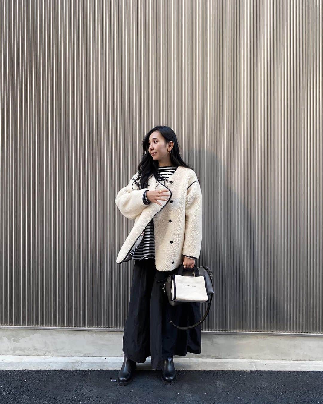 鈴木詩織のインスタグラム：「もこもこひつじ🐑 モノトーンコーデでした。  outer&skirt / akte tops / meri  サブバッグは @mes_vacances_official の♡ サイズがちょうど良くて😌シンプルなデザインだから使いやすい。  MES VACANCES柴咲コウさんがプロデュースするブランド♡ 新規会員登録で1,000pointプレゼントしてるそうです🤔  ﻿ ﻿ ﻿ ﻿  #ミヴァコンス#MESVACANCES#sustainable#organic #コーデ部#コーデ日記#162cmコーデ#モノトーンコーデ#akte#アクテ#もこもこアウター#ボアアウター」
