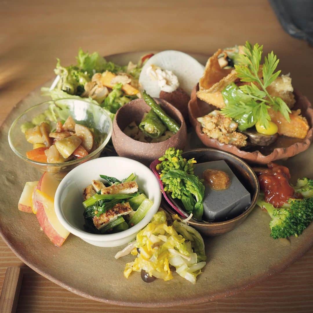 のインスタグラム：「ずっと行きたかった #菜食光兎舎 さん！ 料理も器も差し込む光までもとても美しく そして植物性食材 #ヴィーガン という内容に もう大感激🥺❤️お気に入り決定！ ひとつひとつ丁寧で、有機野菜を使用し 手間をかけて作られたプレートが2100円 それ以上の価値があると思った食体験でした🥢 (あと私めっちゃ食べるほうなんだけど これはお腹いっぱいになった！ 普段ならご飯おかわりするところだけど 珍しくおかわりできないほど満腹！幸せ〜☺️) #kousagisha #kousagishalunch #vegan #halcafe_vg #veganlunch #plantbased  #kyotolunch #kyotovegan #kyotojapan」