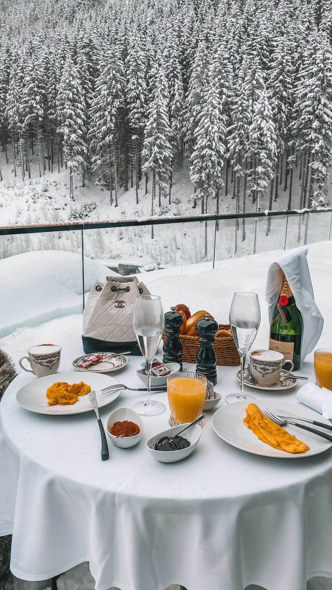 のインスタグラム：「Who’s excited for winter? ❄️ At @zherohotelischgl 🥂」