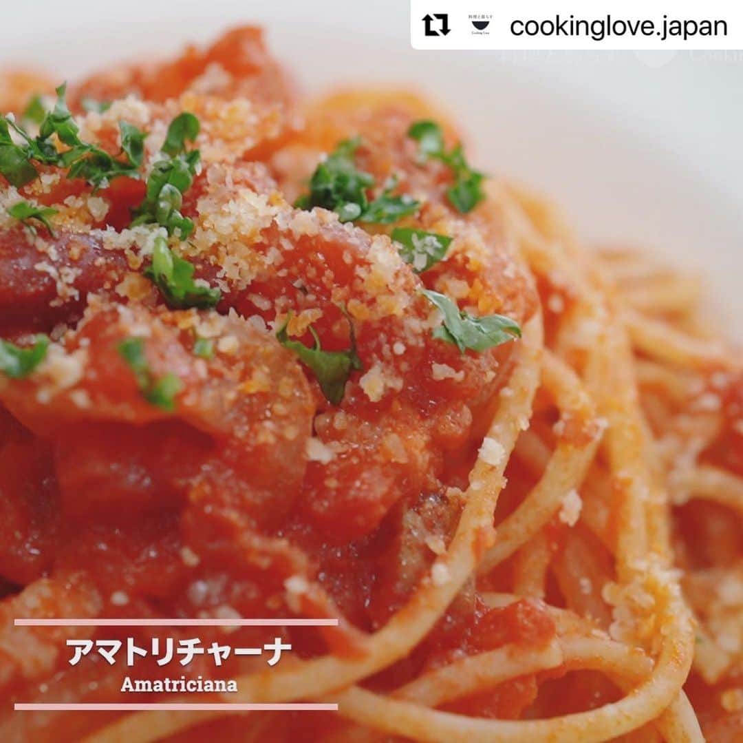 若林翔子のインスタグラム：「#Repost @cookinglove.japan with @make_repost ・・・ 本日YouTube公開しました𓍯 クリスマスにおすすめ！トマトたっぷり【アマトリチャーナ】  イタリアのアマトリーチェという町の名前からついたパスタ トマトの鮮やかさと甘みが際立つまろやかなソースは 家族でのおうちパーティにぴったり୨୧  𓎩𓂃𓍯 [料理と暮らす｜YouTube] https://www.youtube.com/channel/UCQYSa775920IOdOgJLB9mUg チャンネル登録もぜひよろしくお願いします𓎩 プロフィールから飛ぶことができます❦ 𓎪𓐄𓍼𓂅  ━━━━━━━━━━━━━━━━━━ 料理と暮らす｜Cooking Love｜SNS ━━━━━━━━━━━━━━━━━━  [YouTube] https://www.youtube.com/channel/UCQYSa775920IOdOgJLB9mUg  [Insta] https://www.instagram.com/cookinglove.japan/  [Twitter] https://twitter.com/CookingLove5  [Facebook] https://www.facebook.com/cookinglovejapan  出演者への問い合わせや仕事依頼はこちらまで𓅩𓅩𓅩 [e-mail] cookinglove.jpn@gmail.com  [料理ナビゲーター] 若林 翔子  [調理アシスタント] 菊地 恵子(cookinglabo)  [料理コーディネート/レシピ監修] 高橋 真希(cookinglabo)  [監修] 鈴木 茜(cookinglabo)  [撮影協力] 喫茶と食事みどり cookinglabo  [映像制作] MOVIE DISTRICT MIYAGI Produced by WORLD FAMOUS SUPREME TEAM Co.,Ltd  #アマトリチャーナ#トマトパスタ #パスタレシピ#時短レシピ#クリスマス #クリスマス料理#レシピ#料理動画#簡単レシピ  #パスタ部#料理家#料理#トマトレシピ #レシピ動画#instafood#foodstagram #おうちカフェ#おうち時間 #パスタ好き #クッキングラム#foodporn#料理と暮らす #homecooking#cooking#yummy#麺#麺スタグラム」