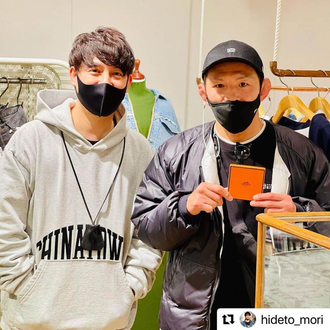 宇野薫のインスタグラム：「ずっと探していたエルメスのシルバーを 先日BONUMで見つけました。 森さん ありがとうございました！  #Repost @hideto_mori with @make_repost ・・・ 🐎⛓🍊✨  宇野くんから連絡貰って久しぶりに話せた。 フィジカルだからこそ成立するプロの格闘家がこの厳しい状況下でも前向きに未来を見据えて頑張る話にガツっと刺激を受けました。でサラッとヴィンテージのシェーヌダンクルお買い上げ、しかもレアサイズをセレクトとは流石です😆  #caoluno #hermes #chainedancre  #vintage  #bonum  #remake #silverjewelry」