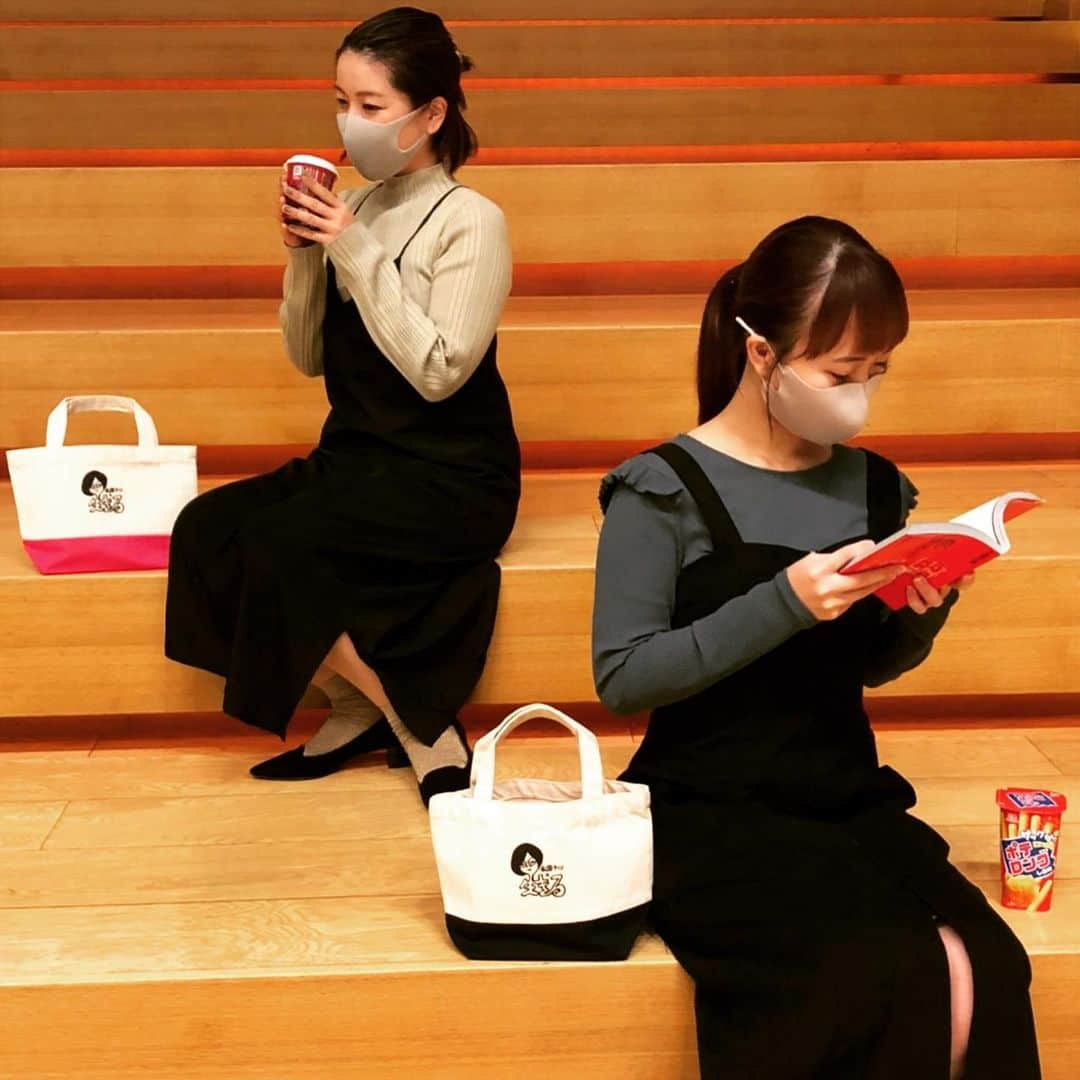 松原タニシさんのインスタグラム写真 - (松原タニシInstagram)「＼＼＼＼　完売御礼&グッズ発売決定　／／／／  12/6(日)開催 ラジオ関西「松原タニシの生きる」2周年イベント  松原タニシの生る 〜タニシ生きる2周年〜  グッズ発売が決定しました。 松原タニシ手書きのイラストをプリントした会場限定グッズもございます。  ★グッズラインナップ★ ①《会場限定発売》松原タニシの生きるオリジナルミニトートバッグ （ネイビー、ピンク） ※松原タニシプリクラ1枚付き 各2500円  ②《会場限定発売》松原タニシの生きる2周年ステッカー 500円  ③《会場限定発売》松原タニシチェキ風ブロマイド ランダム3枚セット500円 全7種コンプリートセット1000円  ④松原タニシ著書各種 「恐い間取り」「恐い間取り2」「恐い旅」  ⑤松原美穂CD各種 「治してあげる」「みほの夢」  ★イベント詳細★ <日時> 2020年12月6日(日) 13:30開場、14:00開演(16:00終了予定)   <出演者> 松原タニシ  代走みつくに、華井二等兵、にしね・ザ・タイガー、 我こそは田中、兵頭裕、松原美穂  <場所> 神戸ラピスホール  兵庫県神戸市中央区楠町7-3-2  http://lapis-hall.jp/   ※アクセス情報※ JR「神戸」駅より北へ徒歩10分、神戸高速鉄道「高速神戸」駅より北へ徒歩８分、 神戸市営地下鉄「大倉山」駅より徒歩１分  https://passmarket.yahoo.co.jp/event/show/detail/01318p11a2kn5.html  【ご来場いただく皆様へ】 会場入場時のマスク着用、また検温、アルコール消毒をお願いしています。 37.5℃を超える方はご入場できません。  【グッズ販売について】 当日13:30〜開場後（開演前まで）、終演後にグッズ販売を予定しています。 グッズ購入の方には終演後に松原タニシによるサインを入れさせていただきます。  また1000円札、小銭が不足する可能性がありますので、あらかじめ金額のご用意をお願いできると幸いです。  コロナ禍につき、予告なくサイン会が中止となる場合がございます。 あらかじめご了承くださいませ。  #松原タニシの生きる #松原タニシの生る #タニシ生きる #ポテロング #恐い間取り #ポテロングコーデ #恐い間取りコーデ #ラジオ関西 #松原タニシ」12月4日 22時59分 - tanishi_m