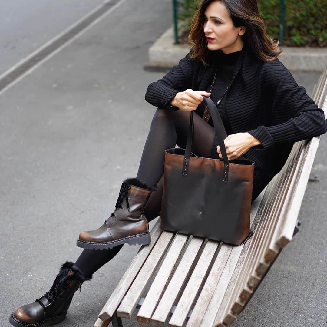 エンリーベグリンさんのインスタグラム写真 - (エンリーベグリンInstagram)「Women who wear black and brown lead colorful lives. #henrybeguelin#isa#shopping#brandy#bag#brushed#combatboots#brandy#color#winteroutfit#」12月4日 23時08分 - henrybeguelin_official