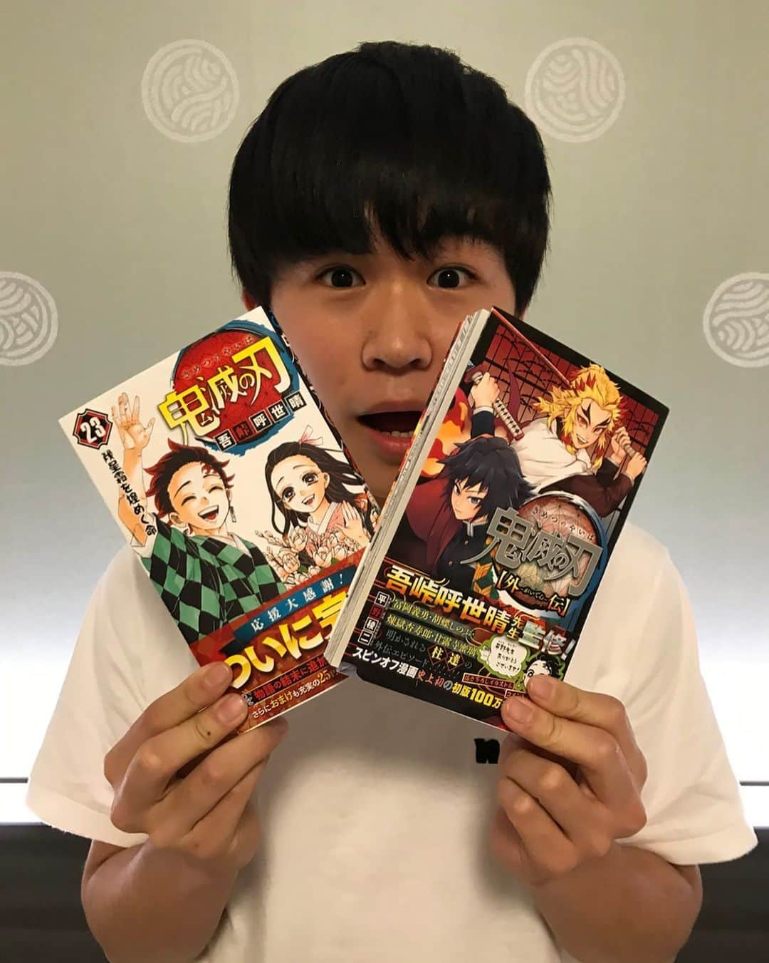 鈴木福さんのインスタグラム写真 - (鈴木福Instagram)「今日は｢鬼滅の刃｣最終巻が発売されましたね！！  学校から帰って急いで近くの本屋さんに2軒回ったのですが売り切れで… 今夜は悲しみにくれるな…  ダメかと思ったその時、お仕事の前乗りで飛行機に乗る前に空港で探したら…  あった！！！！ 買えた！ 読み終わった！！！！ 大感動…  炭治郎のような人になりたい… 漫画を読み進めていても、アニメを観てもずっと思っていましたが、最終巻を読んでより思いが強くなりました(笑)  ｢人のためにすることは巡り巡って自分のためになる そして人は自分では無い誰かのために信じられないような力を出せる｣ 一生懸命がんばります。  今夜はぐっすり眠れそうです  #鬼滅の刃#最終巻#最高#炭治郎みたいになりたい#ありがとう#全集中常中練習しようかな」12月4日 23時00分 - s_fuku_te