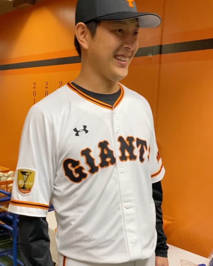 岩隈久志のインスタグラム：「結婚して18周年を迎えました☺️ 誰に対しても優しくて明るい嫁さんは岩隈家の太陽です✨ これからも楽しく健康に人生を歩んでいきたいと思います☺️ 子供達が３人でケーキを買ってプレートに盛り付けておめでとうと言ってくれました！ 感動しました(>_<)✨ #18yearsanniversary」