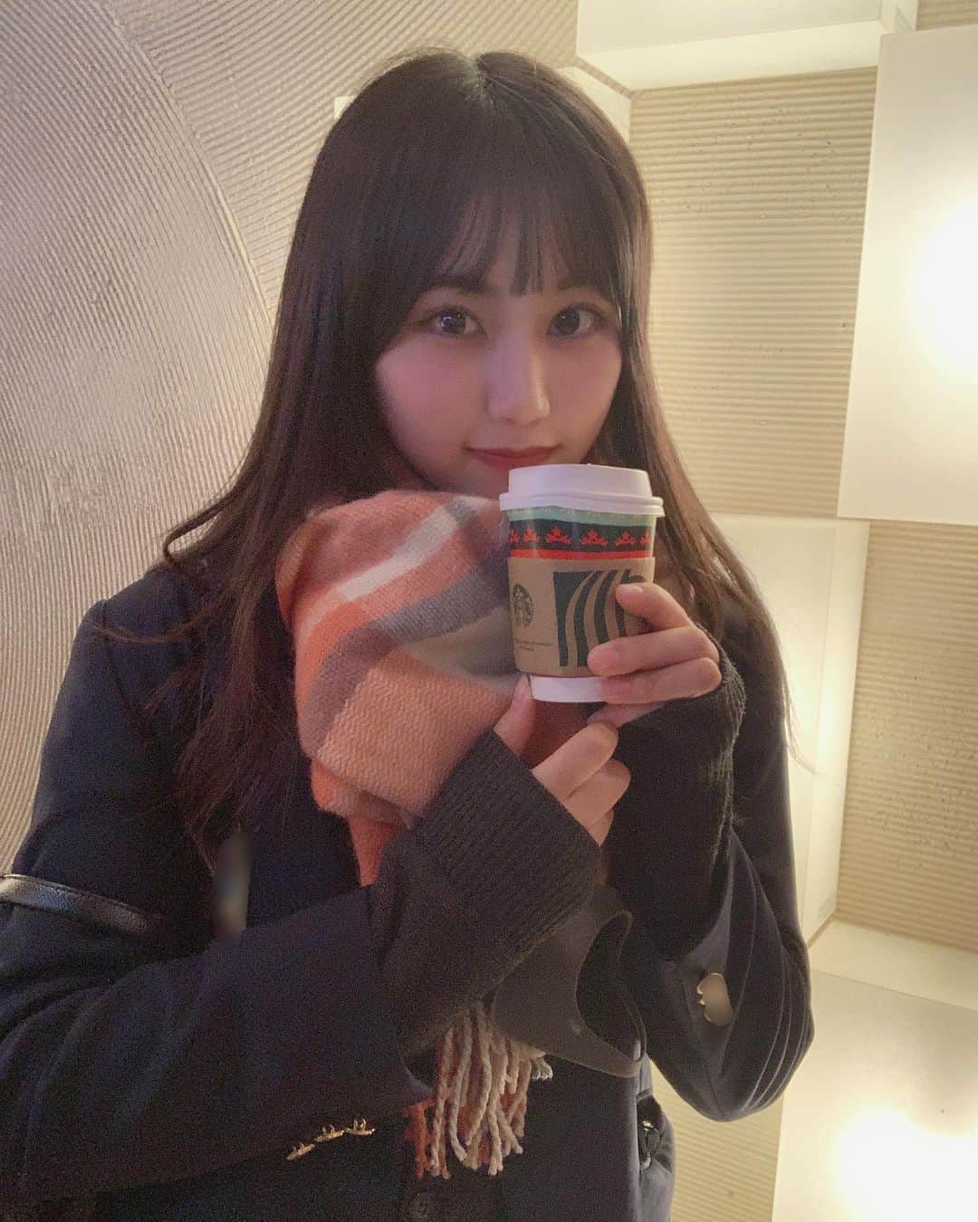 宮丸くるみのインスタグラム：「ゆずシトラスティーホット♥  ・ ・ ・  #リリバリ #lilyofthevalley #アイドル #idol #jk #17歳 #高校生 #ぱっつん前髪 #ロングヘア #巻き髪 #黒髪 #マフラー #スタバ #ゆずシトラスティー #制服」