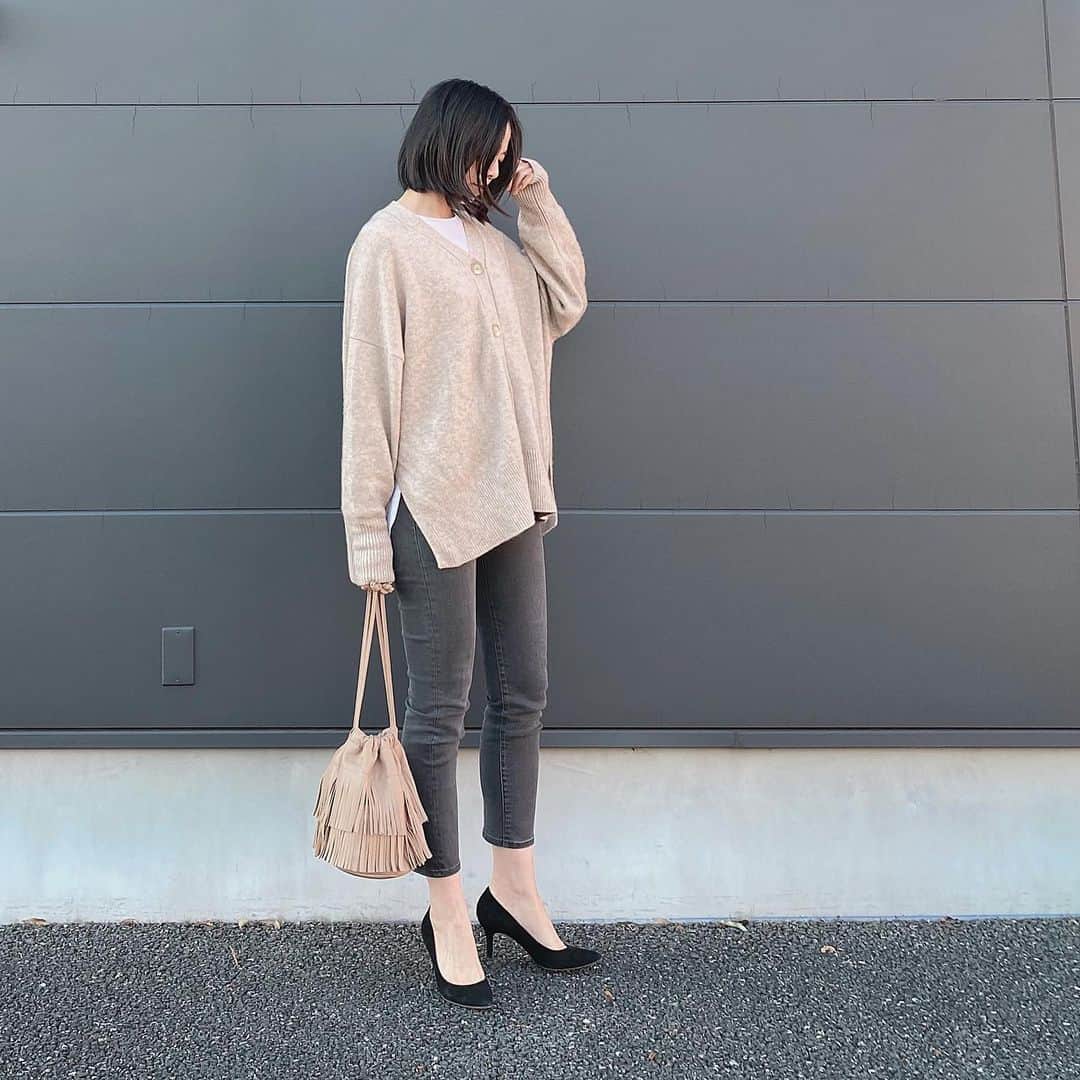 のインスタグラム：「“ありがとう” その一言が温かくて本当に嬉しかった日✨ また喜んでもらえるようにと 頑張る明日へのチカラになります。 私もひとりじゃ何もできなくて 沢山の人に助けられています😊 ありがとう💜  ニットカーデ…#plage  カットソー、デニム…#uniqlo」