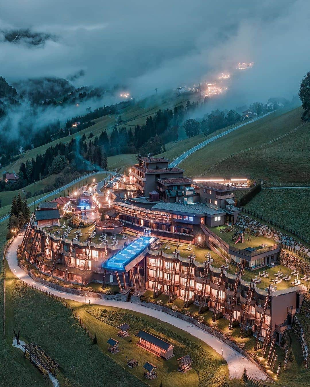 BEAUTIFUL HOTELSさんのインスタグラム写真 - (BEAUTIFUL HOTELSInstagram)「Hotel Hubertus' evening splendor comes to life! ✨ Most notably known for their outdoor heated Sky Pool, it has a transparent glass panel and unforgettable views of the Dolomites. ⛰️  Would you like to try and dive in? Isn't a heated pool the best on chilly nights?❄️  📸 @danieleragazzini  📍 @hotel_hubertus, South Tyrol, Italy」12月4日 23時04分 - beautifulhotels