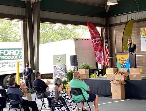 イヴァンカ・トランプさんのインスタグラム写真 - (イヴァンカ・トランプInstagram)「Our efforts to feed the needy nutritious food and simultaneously prop up America’s small farms has been a tremendous success!  Through new initiatives like #FarmersToFamilies 👩‍🌾 food box program and USDA’s “digital wallet” for SNAP recipients at farmers markets, we have dramatically increased the amount of fresh produce 🍎 going from America’s small farms 🚜 into the hands of low income Americans.  I am proud to have worked alongside Secretary Perdue at @USDA to spearhead these programs.   https://www.washingtonpost.com/business/2020/12/03/snap-pandemic-ebt-farmers-markets/ https://twitter.com/ivankatrump/status/1334847414168129538?s=10」12月4日 23時05分 - ivankatrump