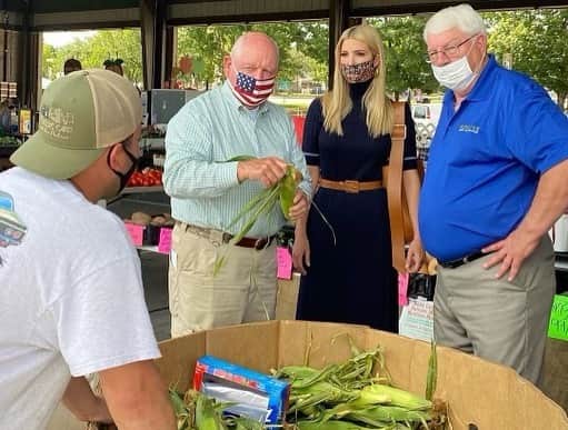 イヴァンカ・トランプさんのインスタグラム写真 - (イヴァンカ・トランプInstagram)「Our efforts to feed the needy nutritious food and simultaneously prop up America’s small farms has been a tremendous success!  Through new initiatives like #FarmersToFamilies 👩‍🌾 food box program and USDA’s “digital wallet” for SNAP recipients at farmers markets, we have dramatically increased the amount of fresh produce 🍎 going from America’s small farms 🚜 into the hands of low income Americans.  I am proud to have worked alongside Secretary Perdue at @USDA to spearhead these programs.   https://www.washingtonpost.com/business/2020/12/03/snap-pandemic-ebt-farmers-markets/ https://twitter.com/ivankatrump/status/1334847414168129538?s=10」12月4日 23時05分 - ivankatrump