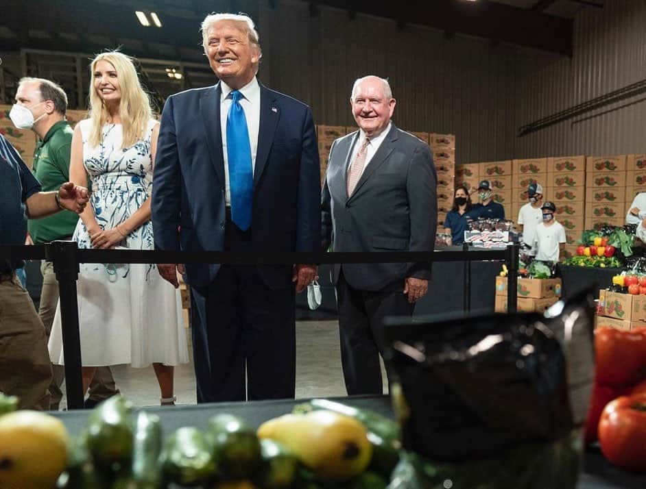 イヴァンカ・トランプさんのインスタグラム写真 - (イヴァンカ・トランプInstagram)「Our efforts to feed the needy nutritious food and simultaneously prop up America’s small farms has been a tremendous success!  Through new initiatives like #FarmersToFamilies 👩‍🌾 food box program and USDA’s “digital wallet” for SNAP recipients at farmers markets, we have dramatically increased the amount of fresh produce 🍎 going from America’s small farms 🚜 into the hands of low income Americans.  I am proud to have worked alongside Secretary Perdue at @USDA to spearhead these programs.   https://www.washingtonpost.com/business/2020/12/03/snap-pandemic-ebt-farmers-markets/ https://twitter.com/ivankatrump/status/1334847414168129538?s=10」12月4日 23時05分 - ivankatrump