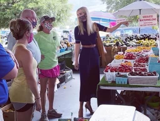 イヴァンカ・トランプさんのインスタグラム写真 - (イヴァンカ・トランプInstagram)「Our efforts to feed the needy nutritious food and simultaneously prop up America’s small farms has been a tremendous success!  Through new initiatives like #FarmersToFamilies 👩‍🌾 food box program and USDA’s “digital wallet” for SNAP recipients at farmers markets, we have dramatically increased the amount of fresh produce 🍎 going from America’s small farms 🚜 into the hands of low income Americans.  I am proud to have worked alongside Secretary Perdue at @USDA to spearhead these programs.   https://www.washingtonpost.com/business/2020/12/03/snap-pandemic-ebt-farmers-markets/ https://twitter.com/ivankatrump/status/1334847414168129538?s=10」12月4日 23時05分 - ivankatrump