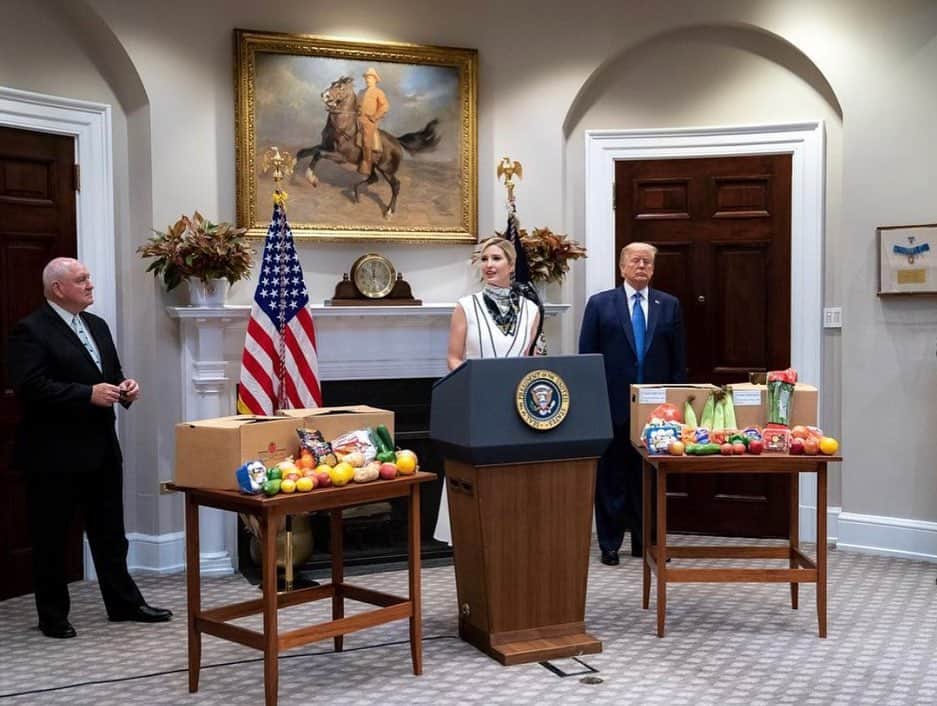 イヴァンカ・トランプさんのインスタグラム写真 - (イヴァンカ・トランプInstagram)「Our efforts to feed the needy nutritious food and simultaneously prop up America’s small farms has been a tremendous success!  Through new initiatives like #FarmersToFamilies 👩‍🌾 food box program and USDA’s “digital wallet” for SNAP recipients at farmers markets, we have dramatically increased the amount of fresh produce 🍎 going from America’s small farms 🚜 into the hands of low income Americans.  I am proud to have worked alongside Secretary Perdue at @USDA to spearhead these programs.   https://www.washingtonpost.com/business/2020/12/03/snap-pandemic-ebt-farmers-markets/ https://twitter.com/ivankatrump/status/1334847414168129538?s=10」12月4日 23時05分 - ivankatrump