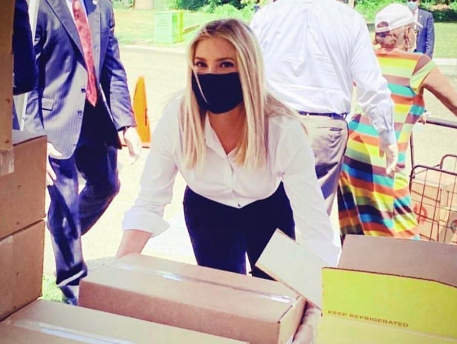 イヴァンカ・トランプのインスタグラム：「Our efforts to feed the needy nutritious food and simultaneously prop up America’s small farms has been a tremendous success!  Through new initiatives like #FarmersToFamilies 👩‍🌾 food box program and USDA’s “digital wallet” for SNAP recipients at farmers markets, we have dramatically increased the amount of fresh produce 🍎 going from America’s small farms 🚜 into the hands of low income Americans.  I am proud to have worked alongside Secretary Perdue at @USDA to spearhead these programs.   https://www.washingtonpost.com/business/2020/12/03/snap-pandemic-ebt-farmers-markets/ https://twitter.com/ivankatrump/status/1334847414168129538?s=10」