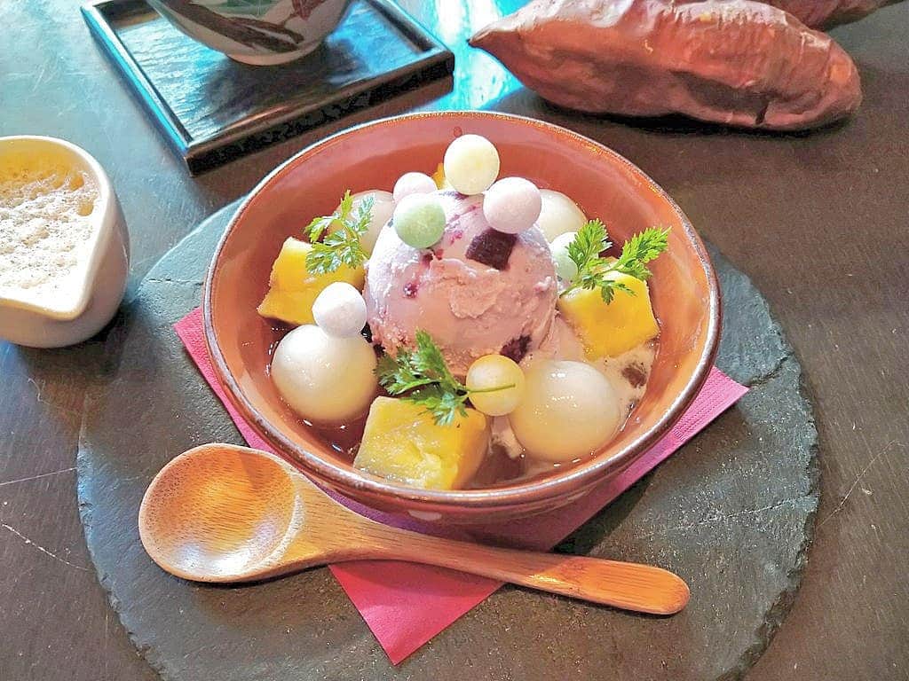おいもカフェ金糸雀のインスタグラム：「. おいりがカワイイ温かい『おいもぜんざい』。 甘いあずきの上に、カットした焼き芋や、もちもちの白玉、おめでたい伝統菓子おいりを散りばめた、映えなぜんざいです♪ . #おいもカフェ金糸雀 #おいもカフェ #鎌倉 #小町通り#湘南 #神奈川#カフェ #鎌倉カフェ #湘南カフェ #神奈川カフェ #鎌倉スイーツ #鎌倉グルメ #鎌倉デート #ぜんざい #スイーツ #アイス #白玉 #あずき #おいも #さつまいも #芋 #やきいも #焼き芋 #おいり #おいもスイーツ #おいもアイス #おいも好き #かわいい #おいりスイーツ #映え . 《おいもカフェ金糸雀》 営業時間：10:00-18:00(L.O.17:30) 定休日：水曜日 248-0006 神奈川県鎌倉市小町2-10-10 小町TIビル1F TEL：0467-22-4908」