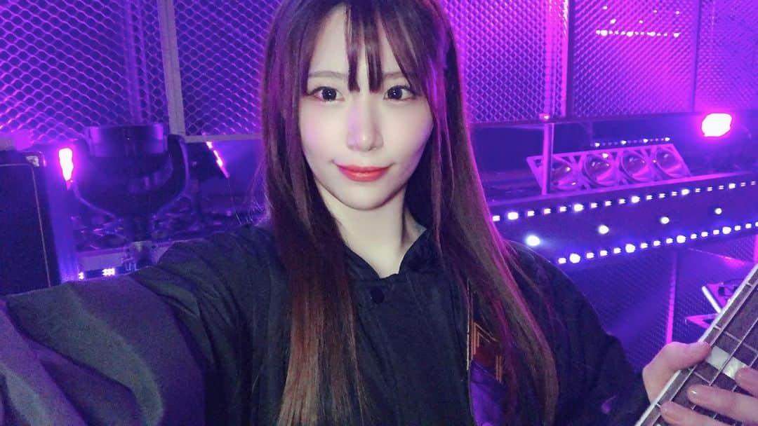AKARIのインスタグラム：「【提督&艦娘 Special Live for 呉鎮守府 in 横浜みなとみらい】  ありがとうございました！ ベース「磯風」、 AKARI (あかりんご) です🍎  探照灯キレイだったなぁ。 声は出せなくても通じ合えた気がしました！  #呉ライブin横浜 #1MYB #艦これ #C2機関」
