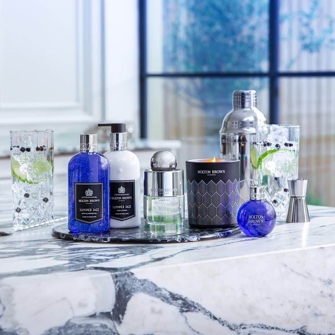 モルトンブラウンのインスタグラム：「Senior Perfumer Nathalie Koobus had a ‘gin-soaked cocktail’ in mind when she crafted new Juniper Jazz. A toast to London’s glamorous 1920s party era, the limited edition collection glimmers with the spirit of togetherness as we look to the future with renewed hope.」