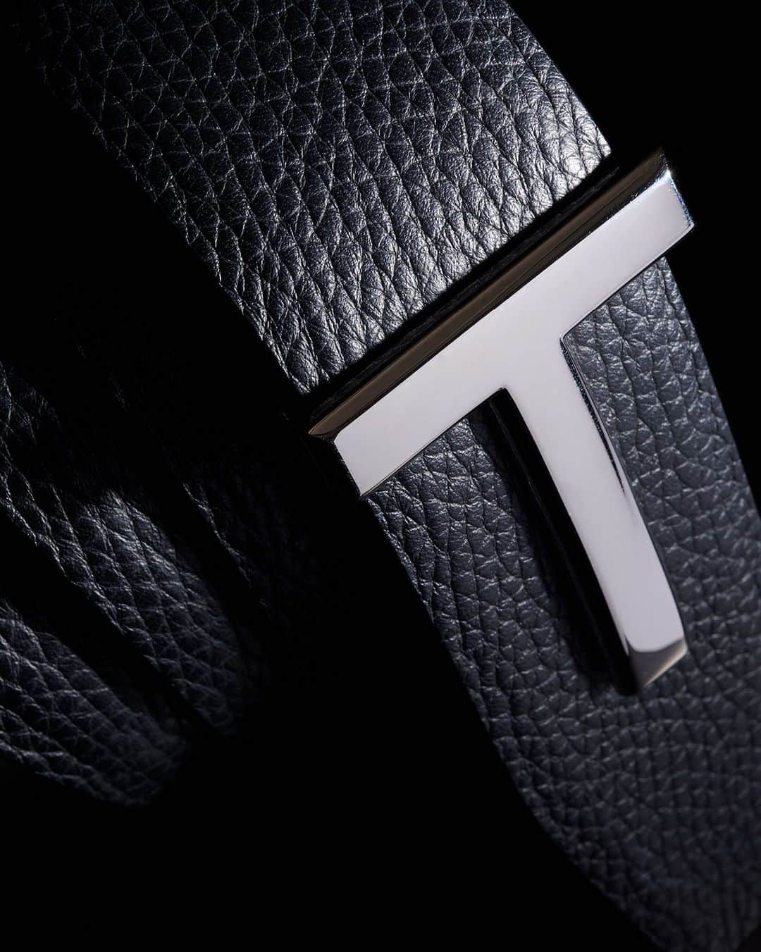 トムフォードさんのインスタグラム写真 - (トムフォードInstagram)「Gift him our most wanted T Icon Reversible Leather Belt. #TOMFORD #TFGIFTS」12月4日 23時12分 - tomford
