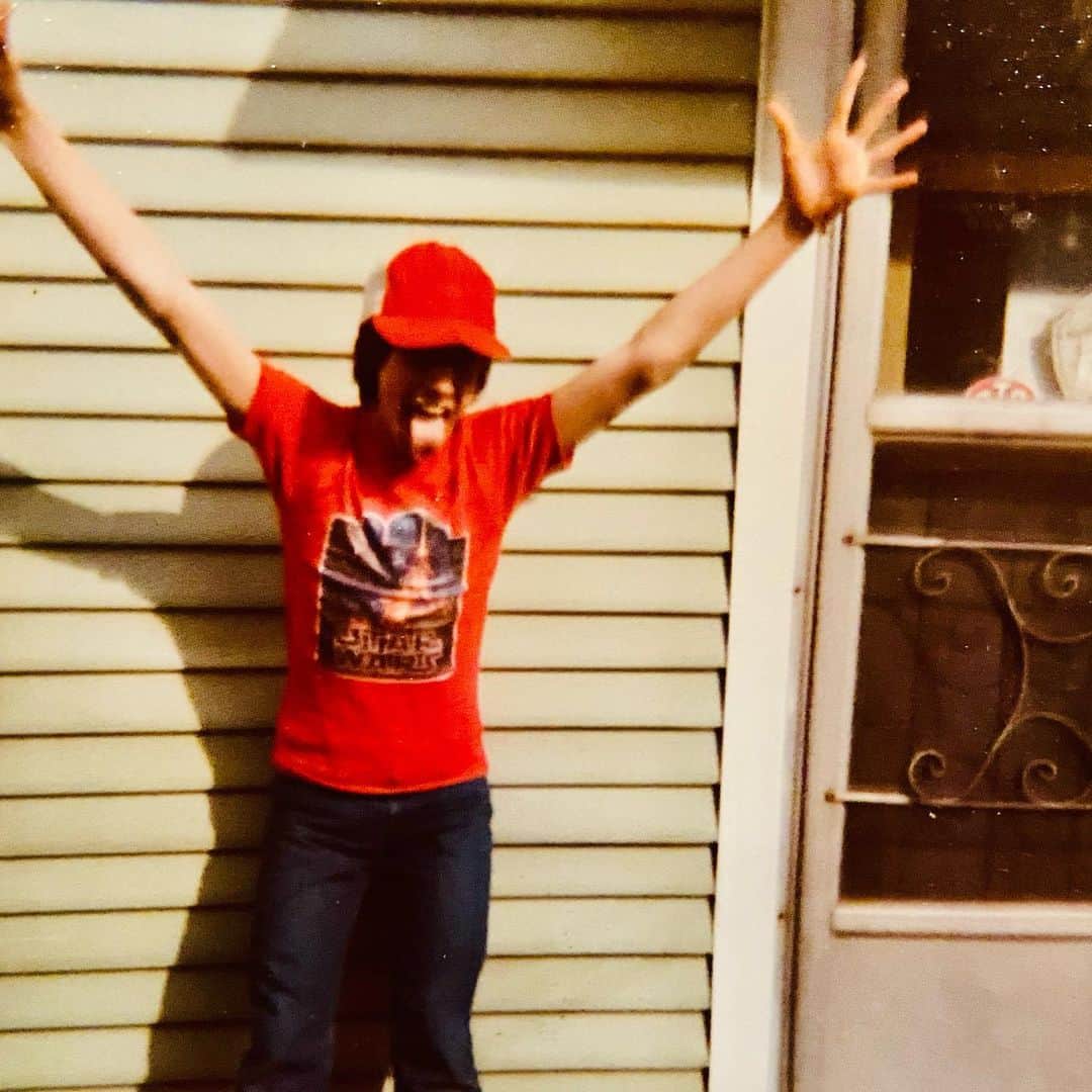 ロブ・ゾンビのインスタグラム：「FLASHBACK FRIDAY!! Young Mr. Zombie back in 1977 sporting a brand spanking new Star Wars shirt and throwing in a little Gene Simmons tongue action to boot. The 1970s fucking ruled! #robzombie #starwars #kiss #flashbackfriday #1977」