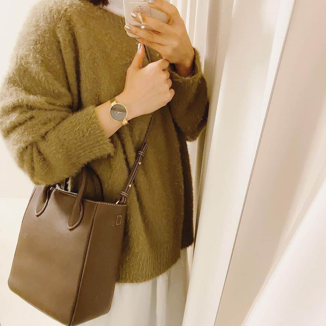 aiaiのインスタグラム：「ニット　@jungle___jungle  バッグ　@bag_hayni  時計　@obakujp  OBAKU  ✵  @obakujp   ブレスレット感覚で付けられる シンプルで上品な時計　 華奢なベルトで高級感漂うデザイン  ☑︎SOL - WALNUT 32mm  ✵  2021/1/27までの購入で15%OFF クーポンコード【salta】  ぜひチェックしてみてください✈︎  #OBAKU #オバク #obaku  #時計  #腕時計  #腕時計コーデ  #watch  #時計好き  #時計好きな人と繋がりたい  #腕時計好きな人と繋がりたい  #腕時計くら部  #手元くら部  #手元コーデ  #手元倶楽部」