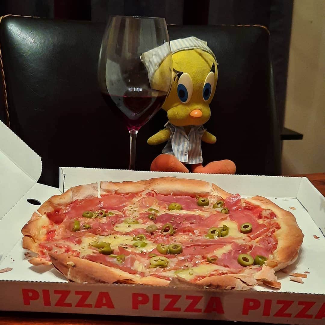 Little Yellow Birdさんのインスタグラム写真 - (Little Yellow BirdInstagram)「It's Friday!! Pizza, red wine...yes, that will do just fine! #littleyellowbird #tweety #tweetykweelapis #adventures #yellow #bird #weekend #friday #tgif #happyhour #dinner #pizza #paolos #redwine #wine #italianfood #food #goodfood #stuffedanimalsofinstagram #plushiesofinstagram」12月4日 23時16分 - tweetykweelapis