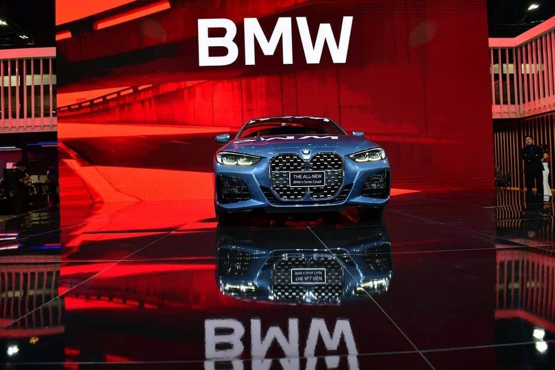 BMW Thailandさんのインスタグラム写真 - (BMW ThailandInstagram)「โดดเด่นเหนือใคร กับดีไซน์ใหม่ที่แสนสะดุดตา ล้ำหน้าทุกการดีไซน์ไปกับ The All-New BMW 4 Series Coupé   ราคาเริ่มต้นที่ 3,969,000 บาท อัพเกรด BSI 5 ปี และข้อเสนอพิเศษอื่นๆ  พบกันในงาน Motor Expo 2020 วันนี้-13 ธันวาคมนี้ ที่ อิมแพค เมืองทองธานี  สอบถามข้อมูลเพิ่มเติมได้ที่  - BMW Contact Center : 1397  - Line : @BMWLeasing : https://lin.ee/e8LSXa4  - ข้อมูลเพิ่มเติมคลิก : https://bit.ly/2HEDbS1  *เงื่อนไขเป็นไปตามที่บริษัทฯ กำหนด  ชมรถ BMW ทุกคันได้แบบ 360 องศา ผ่าน BMW Virtual Showroom พร้อมพูดคุยกับ BMW Sales Consultant ผ่านทาง Live Chat ได้ตลอด 24 ชั่วโมง คลิกเลย : https://virtualshowroom.bmw.co.th  #BMW #BMWTH #THE4 #EnjoyEveryEdge #JOYisBMW #สุนทรียภาพแห่งการขับขี่ #MotorExpo2020 #BMWVirtualShowroom」12月4日 23時19分 - bmwthailand