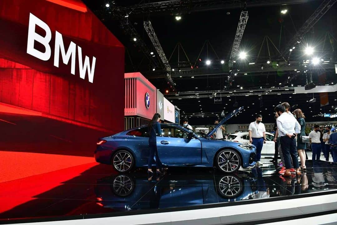 BMW Thailandさんのインスタグラム写真 - (BMW ThailandInstagram)「โดดเด่นเหนือใคร กับดีไซน์ใหม่ที่แสนสะดุดตา ล้ำหน้าทุกการดีไซน์ไปกับ The All-New BMW 4 Series Coupé   ราคาเริ่มต้นที่ 3,969,000 บาท อัพเกรด BSI 5 ปี และข้อเสนอพิเศษอื่นๆ  พบกันในงาน Motor Expo 2020 วันนี้-13 ธันวาคมนี้ ที่ อิมแพค เมืองทองธานี  สอบถามข้อมูลเพิ่มเติมได้ที่  - BMW Contact Center : 1397  - Line : @BMWLeasing : https://lin.ee/e8LSXa4  - ข้อมูลเพิ่มเติมคลิก : https://bit.ly/2HEDbS1  *เงื่อนไขเป็นไปตามที่บริษัทฯ กำหนด  ชมรถ BMW ทุกคันได้แบบ 360 องศา ผ่าน BMW Virtual Showroom พร้อมพูดคุยกับ BMW Sales Consultant ผ่านทาง Live Chat ได้ตลอด 24 ชั่วโมง คลิกเลย : https://virtualshowroom.bmw.co.th  #BMW #BMWTH #THE4 #EnjoyEveryEdge #JOYisBMW #สุนทรียภาพแห่งการขับขี่ #MotorExpo2020 #BMWVirtualShowroom」12月4日 23時19分 - bmwthailand
