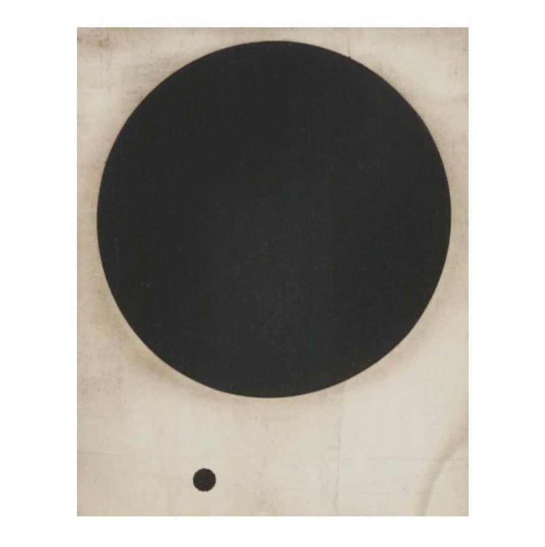 エレオノーラ・カリシのインスタグラム：「Painting by #RobertKelly  The work is predominately based on simple shapes and lines, and it recalls the painting of Russian Constructivists, such as Kazimir Malevich.   ⚫️」