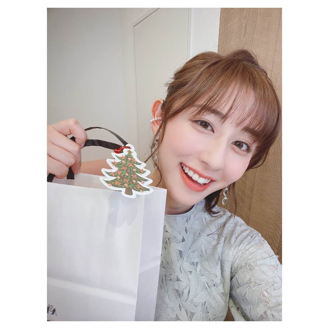 斎藤ちはるさんのインスタグラム写真 - (斎藤ちはるInstagram)「少し早いクリスマスプレゼント🥰 . スタイリストさんからお菓子いただきました🎁🍪 . . #嬉しかった な #元気 出たな #今日 は #バタバタ でしたが #スタイリスト さんの #おかげで #ハッピー でした🥰 #みなさん #１週間 #お疲れ様でした . . #斎藤ちはる#テレビ朝日アナウンサー#テレビ朝日#テレ朝#アナウンサー#お菓子#らぶ#甘いもの#ラブ#生キャラメル#マドレーヌ#大好き#おかし#お菓子好き#あまいもの#クリスマス#ツリー#クリスマスプレゼント」12月4日 23時22分 - chiharu_saito_ex