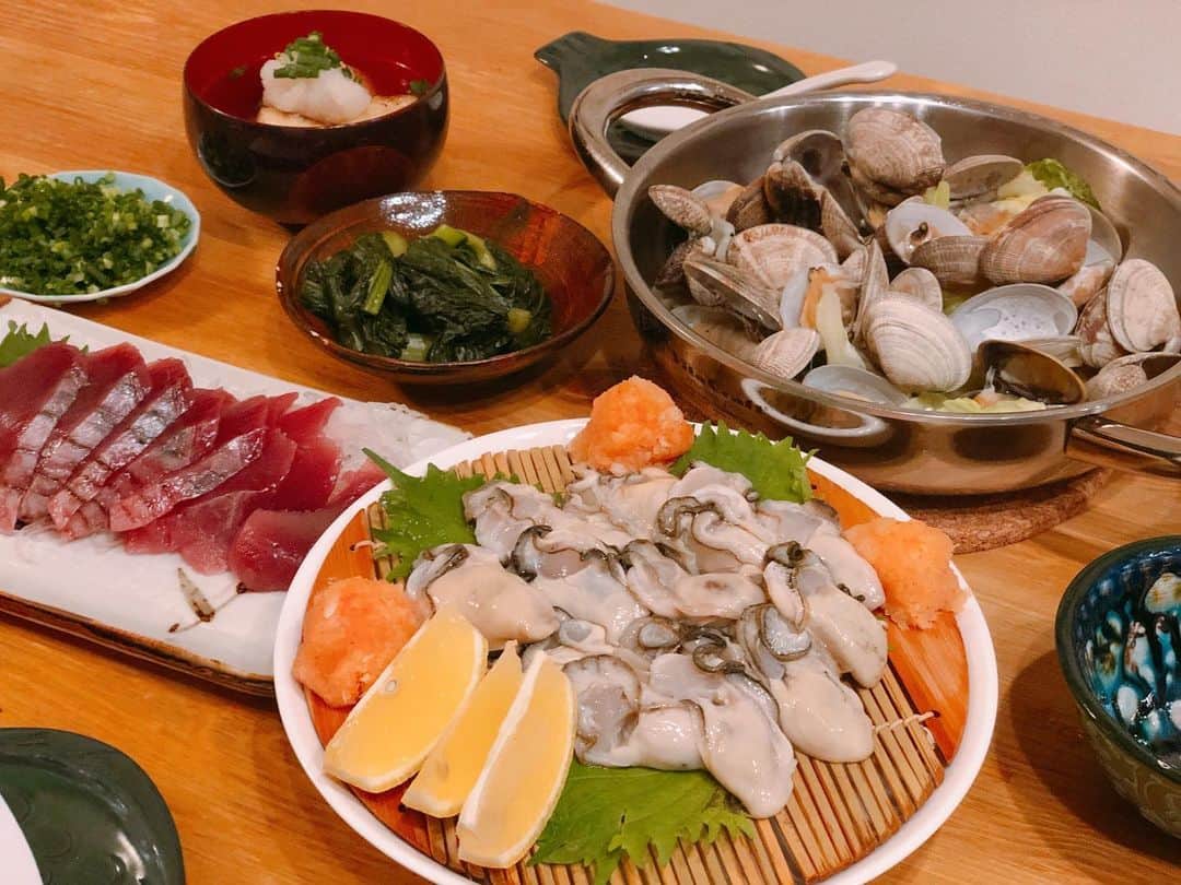 平田薫のインスタグラム：「実家から毎年送ってもらう松島の牡蠣が届きパーティー。 こないだ食べたアサリの酒蒸しも、食べ足りなかったからたくさん作ろーってモリモリで作ったんだけど、牡蠣に夢中でもう牡蠣以外食べたくないってくらい牡蠣が美味しいです。  #かおる食堂#牡蠣#松島 #古浦の牡蠣#絶品 #🍶🍶🍶🍶🍶🍶🍶 #アサリは明日ランチパスタに」