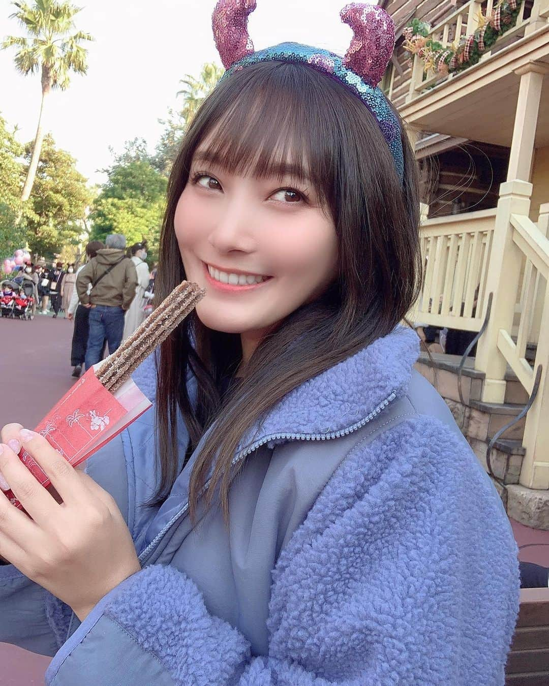 Akiさんのインスタグラム写真 - (AkiInstagram)「. 食べる人🥟 . . #東京ディズニーランド #ディズニーランド #ディズニー部 #ディズニー写真部 #ディズニーフード #ディズニーカチューシャ #サリーコーデ #サリー #自撮り女子 #disney #disneyland #tokyodisneyland #sully #jamespsullivan #japanesegirl #japan #tokyo」12月4日 23時35分 - aki_pek