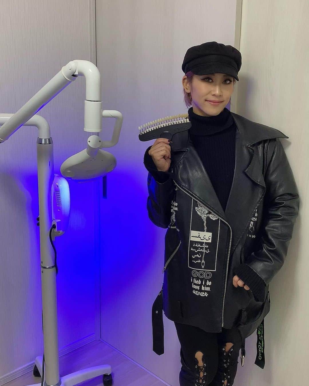 Kumiのインスタグラム：「. ホワイトニングは定期的に行ってます🦷 . 昔から "芸能人は歯が命" って言葉があるよね！ . そのくらい歯の印象っておっきくて . わたしは絶対に 歯が汚い人とはちゅーできません。 . 笑笑笑 . あと男性も女性も 初対面の人の口元って 無意識に見ちゃうんだよなー . . そう思ってるからこそ わたしは歯にめちゃくちゃお金掛けてます💸😂 . 歯医者さんも定期的に通ってる🦷 . . . 今回ホワイトニングしてもらった @light_beauty_ebisu ここのスタッフさんみんな強そうな見た目とは裏腹に親切な方々でした☺️☺️ . わたしと同じですね❤️ . . . #ホワイトニング #lightbeauty目黒#lightbeauty #医療ホワイトニング#ホワイトニングサロン #白い歯#綺麗な歯#歯のホワイトニング#デンタル#デンタルエステ#セルフホワイトニング#美白#ledフェイシャル#LEDスカルプケア#銀座サロン﻿#Whitening#dental#dentalwhitening」