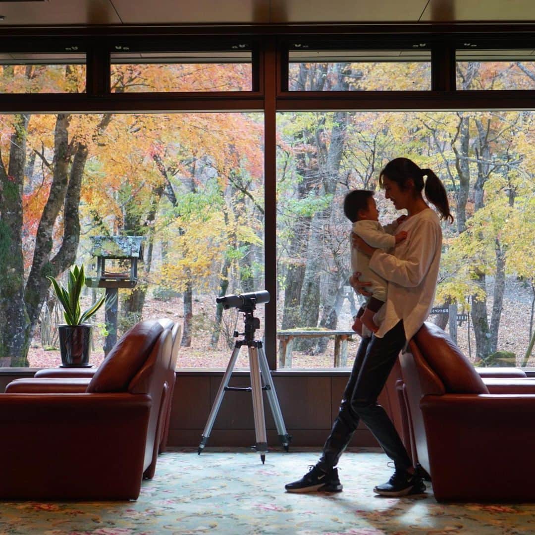 岩上陽子のインスタグラム：「紅葉と湖、これから歳を重ねるごとに深く味わっていけそうでいいな。 *  #本栖湖 * * * #ママコーデ#ママファッション#ママコーディネート#コットンロングシャツテールt#ユニクロコーデ#レザーパンツ#ザラジョ#子連れ#コヅレ#コズレ#子育てママ#アラフォー#カジュアルコーデ#スニーカーコーデ#エアマックス#エアマックス270#11ヶ月女の子#11ヶ月ベビー#紅葉狩り#本栖#ヴィラ本栖#子連れ旅行#子連れ旅」