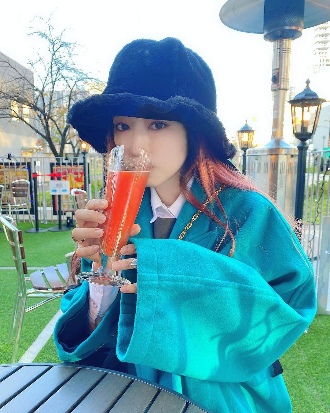 高田志織のインスタグラム：「いつかの昼飲み🍷  あっという間に今年最後のPOP  UP SHOP （@blue_ribbon_tokyo）まであと２週間です…！  NaAst POP UP SHOP ⚫︎期間:2020.12.18（Fri）~2020.12.21(Mon) ⚫︎時間:11:00~20:00 ⚫︎場所:BLUE RIBBON TOKYO 東京都世田谷区池尻4-37-8  #NaAst#ハンドメイド#handmade#アクセサリー#accessory#tokyo#東京#blueribbontokyo#cafe」