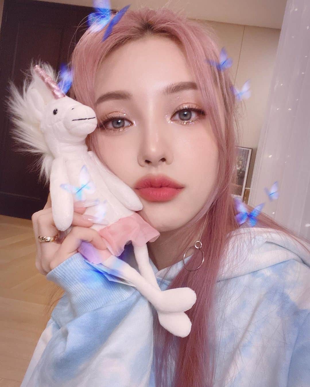 ポニーのインスタグラム：「올해 첫 크리스마스 선물 받았어요!🎄 너무 귀엽다앙...🥲」