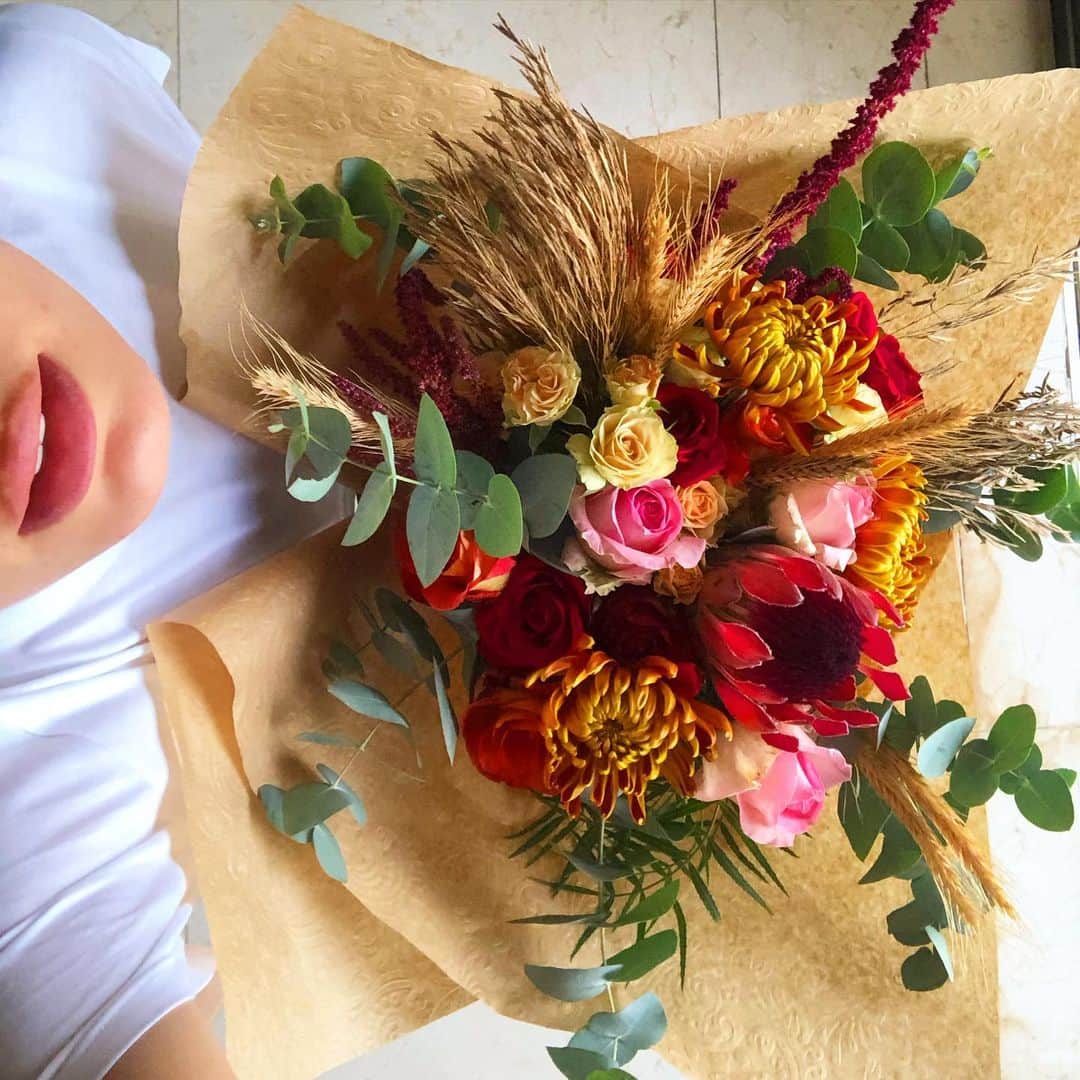 Camila Queirozのインスタグラム：「Cores vivas flores. amor.」
