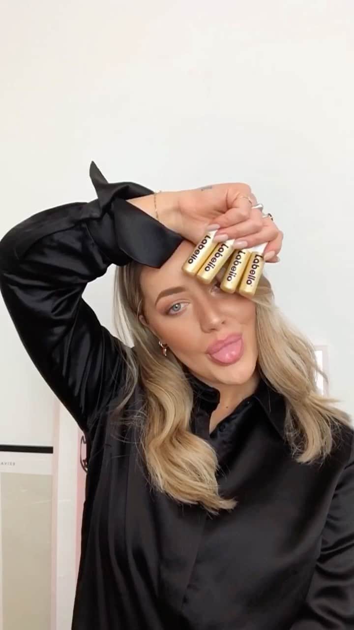のインスタグラム：「Let’s celebrate Labello 111 jaar! Tere van Labello’s verjaardag is de Labello Original tijdelijk in limited edition verkrijgbaar én mag ik 5 pakketjes met verschillende Labello’s aan jullie weggeven! Volg mij en @labellonederland en tag in de comments degene met wie jij zo’n fijn setje wel zou willen delen! <3 #ambassadrice」